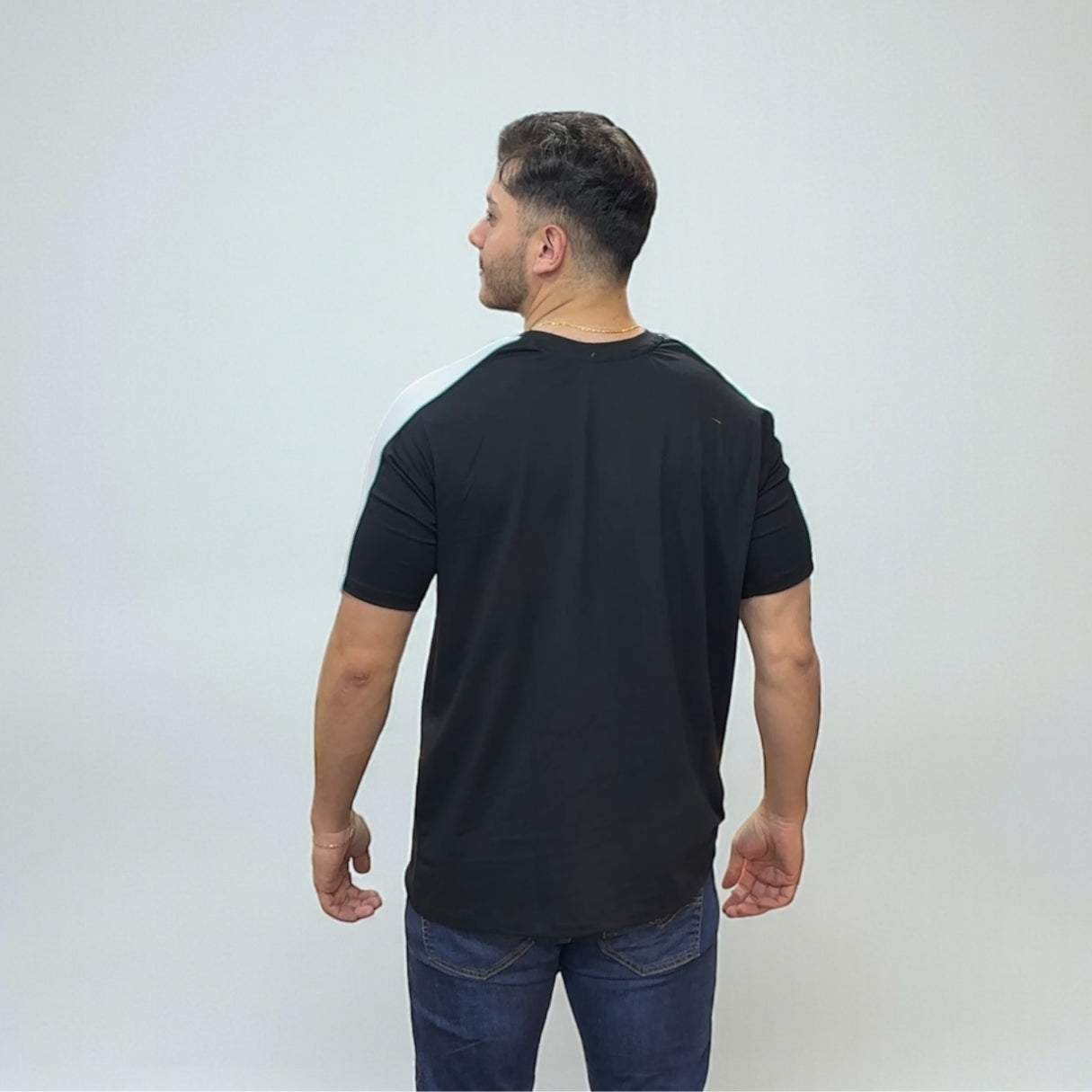 Camiseta Mercedes Negra – Estilo Motorsport | Elegancia y Pasión por la Velocidad