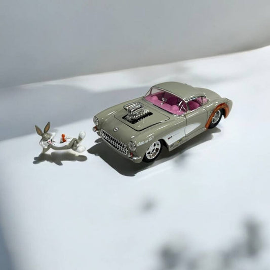 Bugs Bunny y Chevrolet Corvette 1957 a Escala 1:24 – Diversión y Estilo Clásico