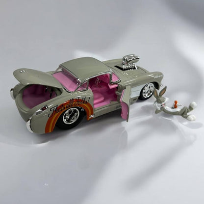 Bugs Bunny y Chevrolet Corvette 1957 a Escala 1:24 – Diversión y Estilo Clásico