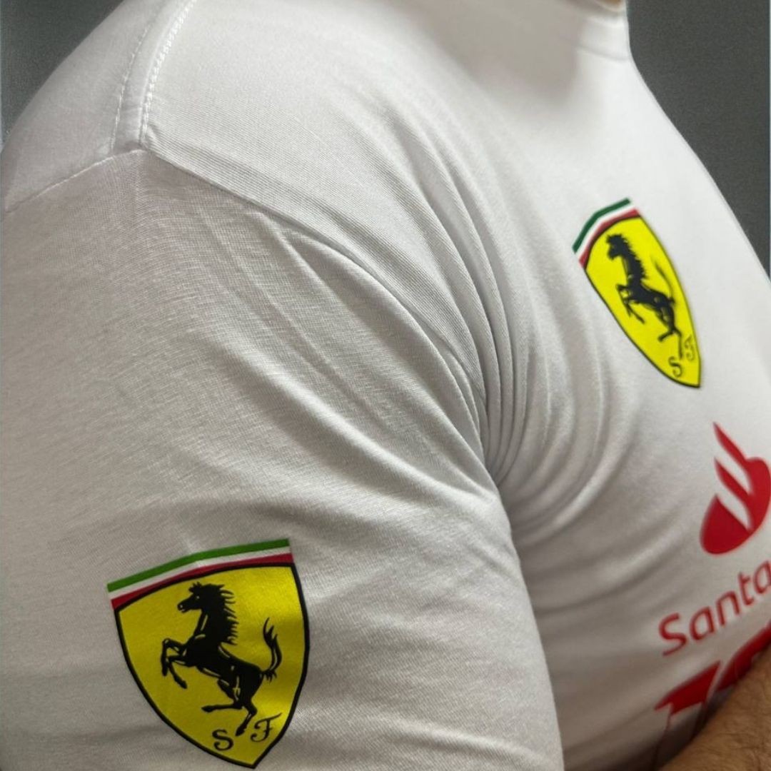 Camiseta Blanca Ferrari 16 - ¡Elegancia y Velocidad con Charles Leclerc!