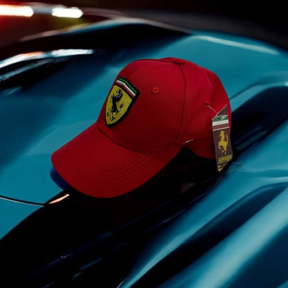 Gorra Ferrari – La Esencia del Automovilismo y el Estilo