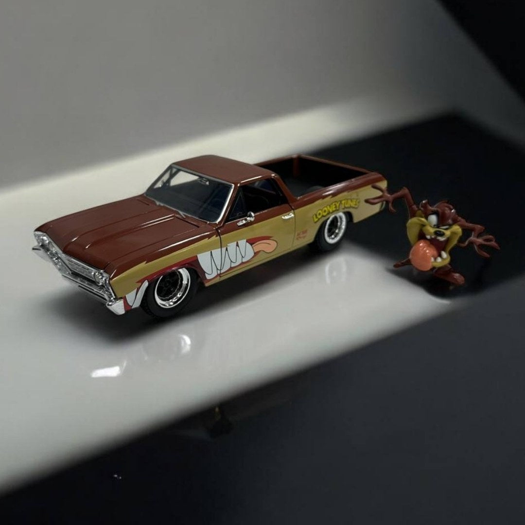 Tasmania y Chevrolet El Camino 1967 a Escala 1:24 – Energía Salvaje y Estilo Retro