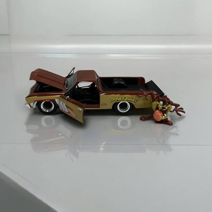 Tasmania y Chevrolet El Camino 1967 a Escala 1:24 – Energía Salvaje y Estilo Retro