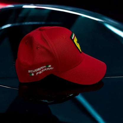 Gorra Ferrari – La Esencia del Automovilismo y el Estilo