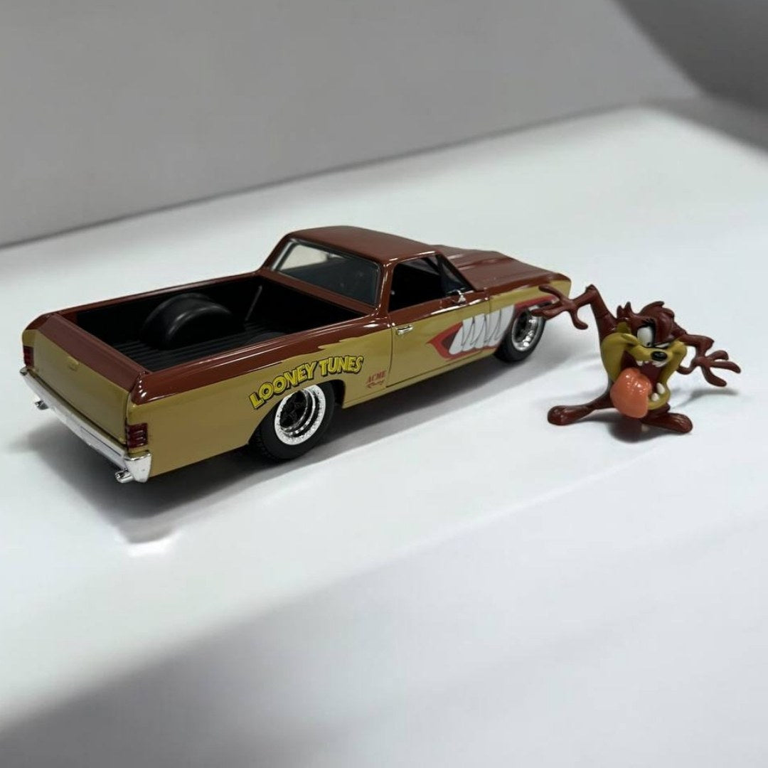 Tasmania y Chevrolet El Camino 1967 a Escala 1:24 – Energía Salvaje y Estilo Retro