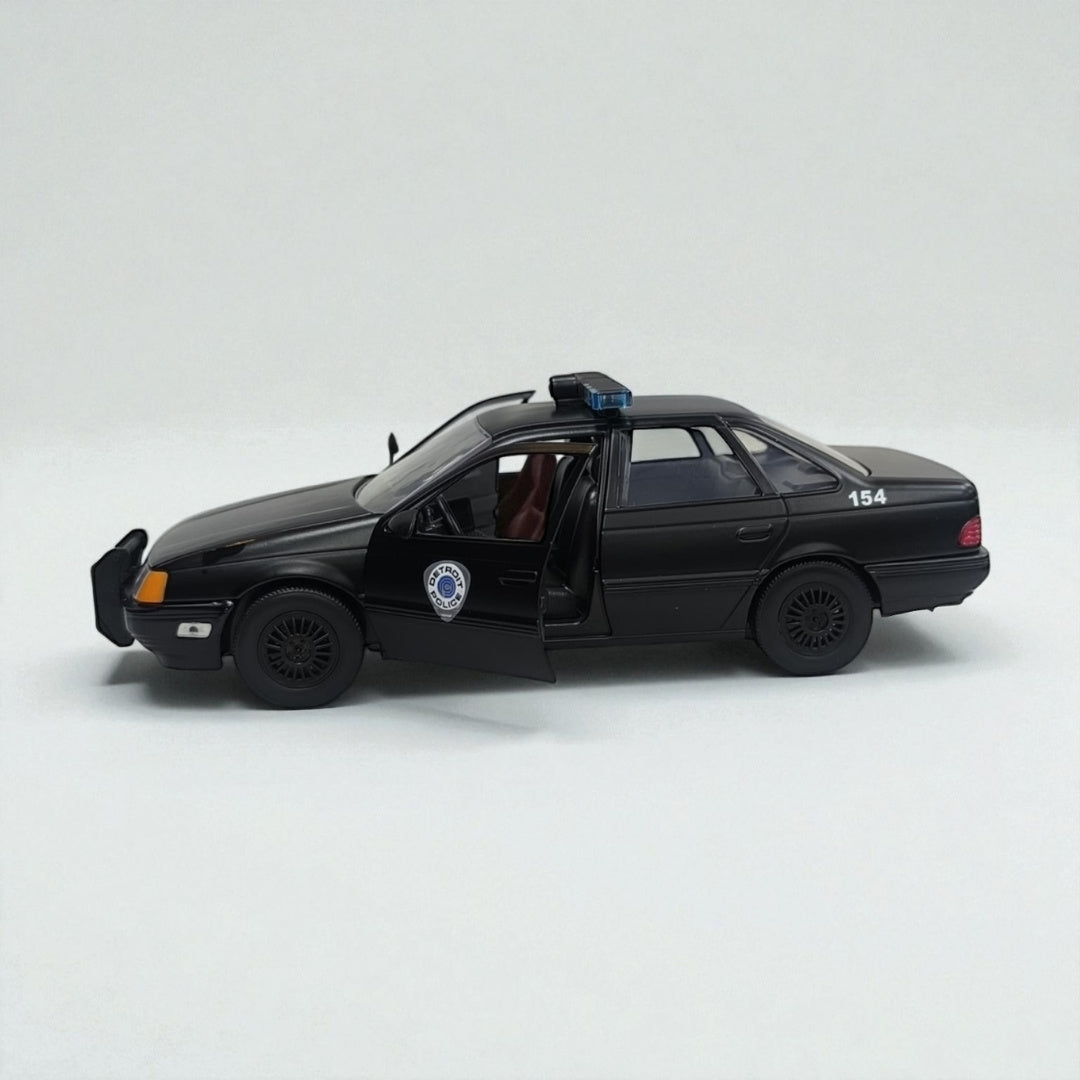RoboCop con Ford Taurus – Modelo de Colección 1:24 en Metal Edición Cinemática