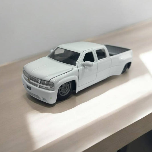 Chevrolet Silverado 1999 1:24 – Modelo a Escala en Blanco – Detalles Precisos y Diseño Clásico