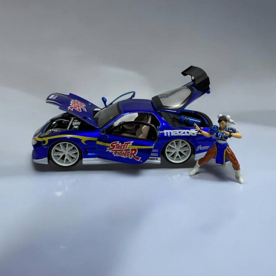 Chun-Li de Street Fighter y Mazda RX-7 a Escala 1:24 – Fuerza y Velocidad en un Solo Set