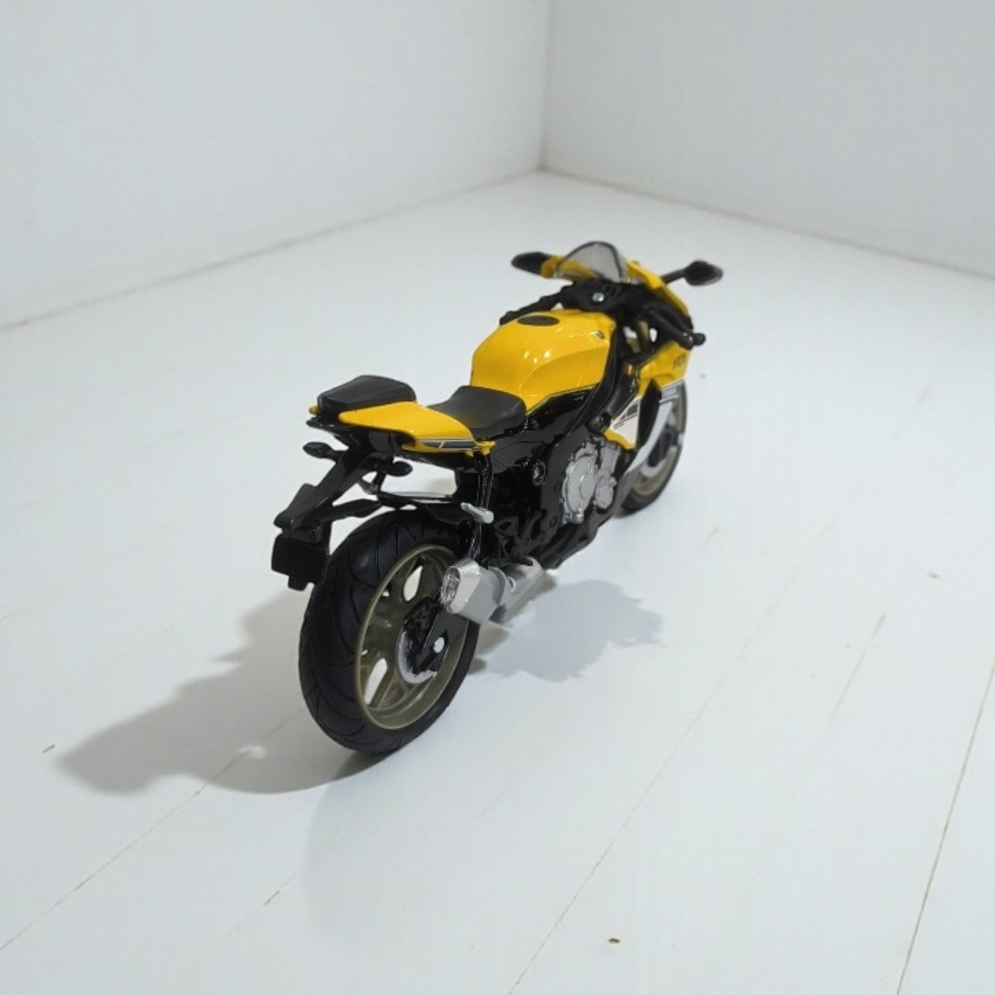 Yamaha YZF-R1 Escala 1:12 – Moto Superbike de Colección