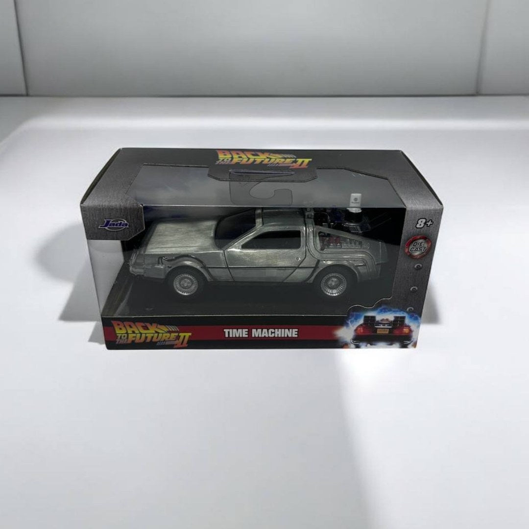 DeLorean Back to the Future II a Escala 1:32 – ¡Viaja al Futuro con Estilo!