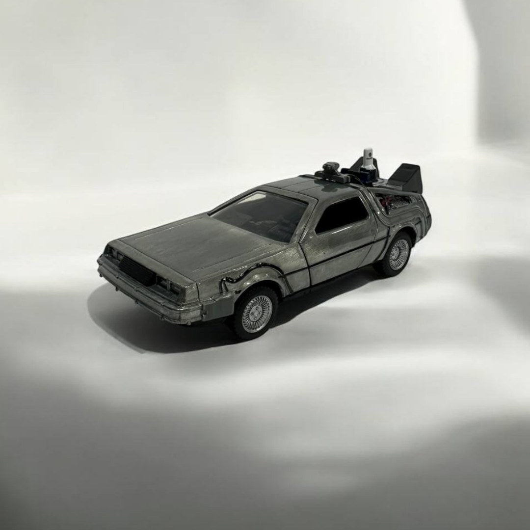 DeLorean Back to the Future II a Escala 1:32 – ¡Viaja al Futuro con Estilo!