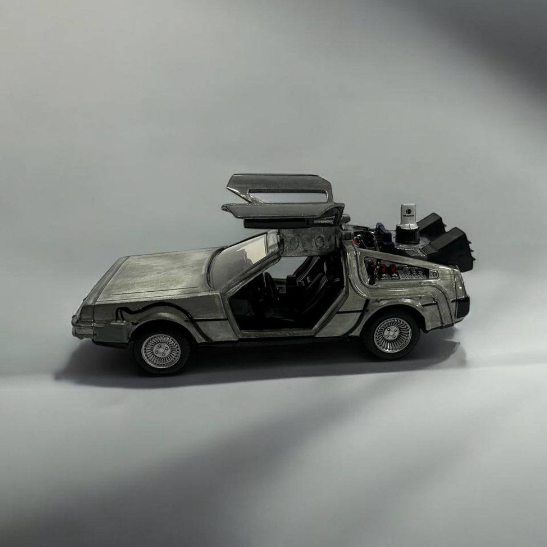 DeLorean Back to the Future II a Escala 1:32 – ¡Viaja al Futuro con Estilo!