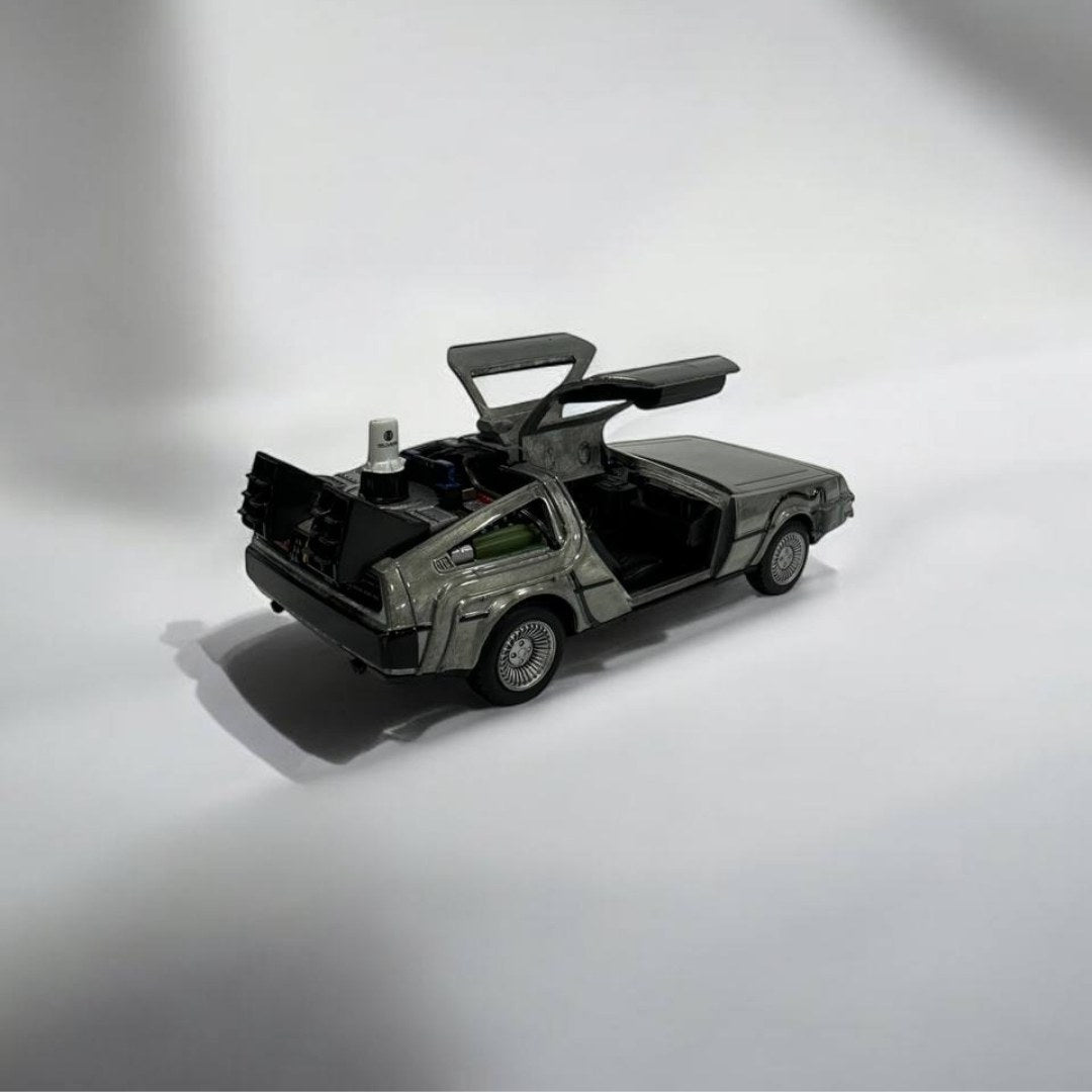 DeLorean Back to the Future II a Escala 1:32 – ¡Viaja al Futuro con Estilo!