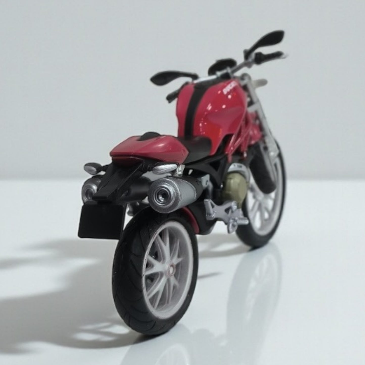 Ducati Monster 1100 Escala 1:12 – Moto Naked de Colección