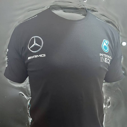 Camiseta Negra Mercedes-AMG - ¡Potencia y Elegancia en Cada Detalle!