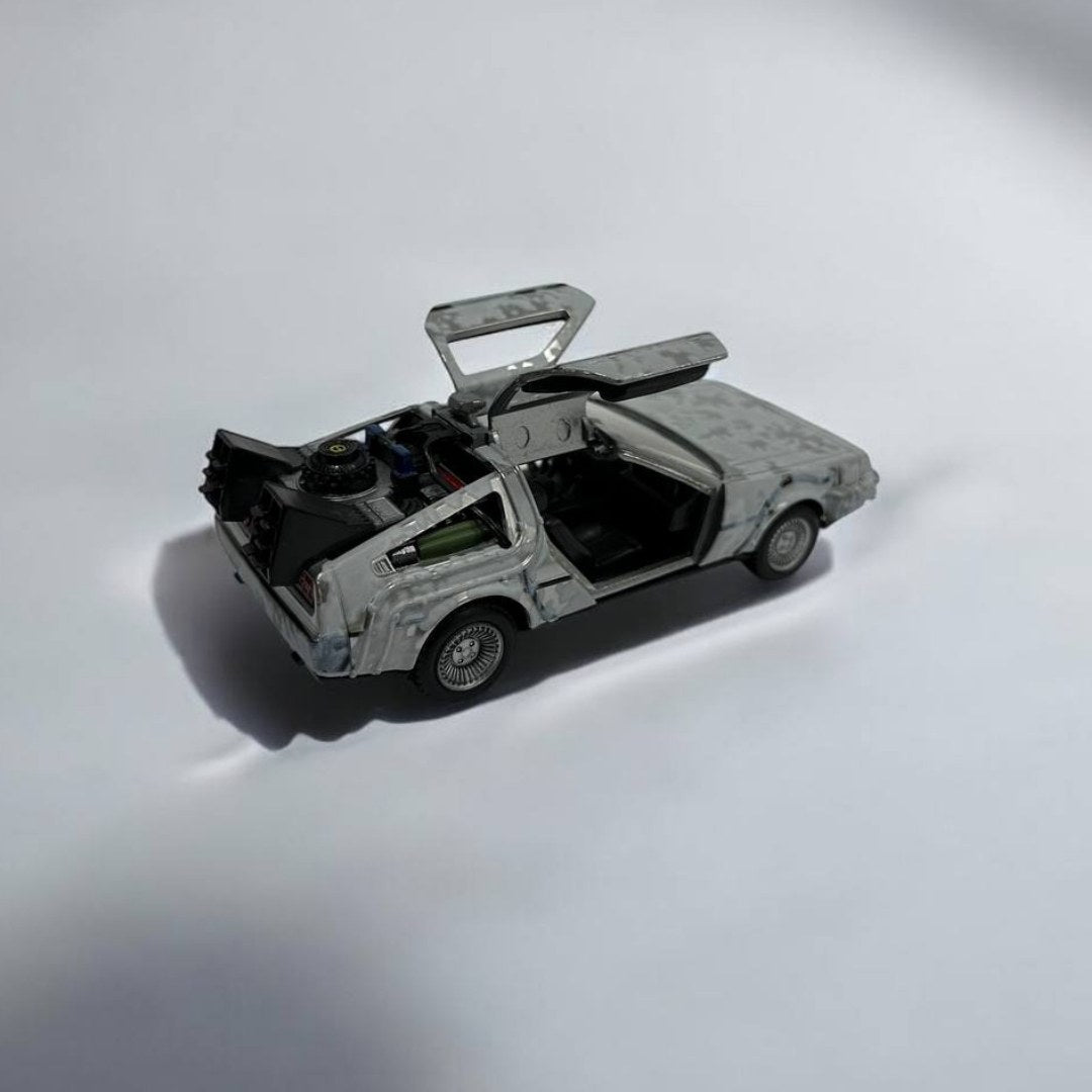 DeLorean Back to the Future a Escala 1:32 – Viaje al Pasado y al Futuro