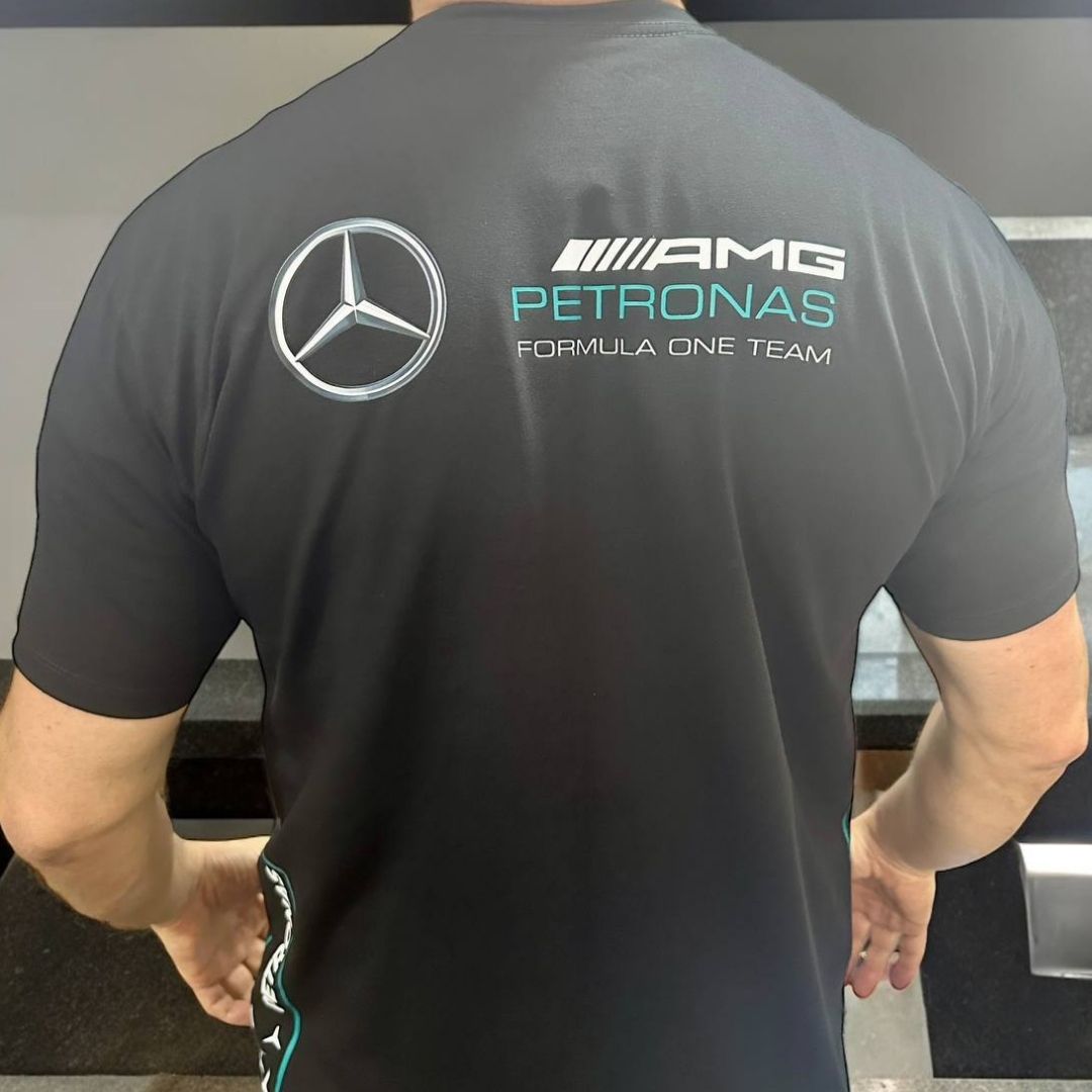 Camiseta Negra Mercedes-AMG - ¡Potencia y Elegancia en Cada Detalle!