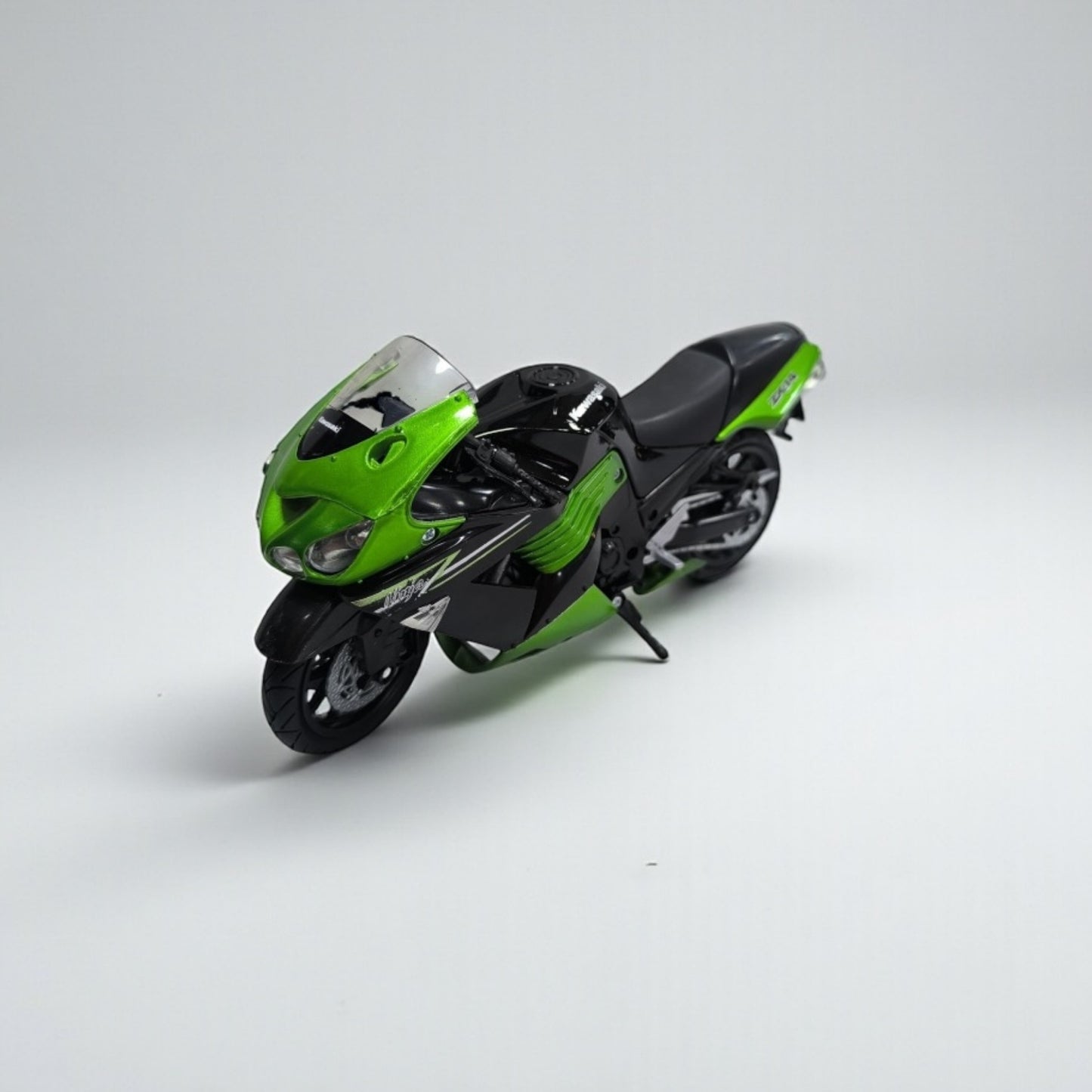 Kawasaki ZX-14 2011 Escala 1:12 – Moto Deportiva de Colección